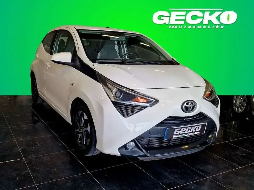 Usado Toyota Aygo X-play 72 CV (52 kW) 2019 Blanco Utilitario