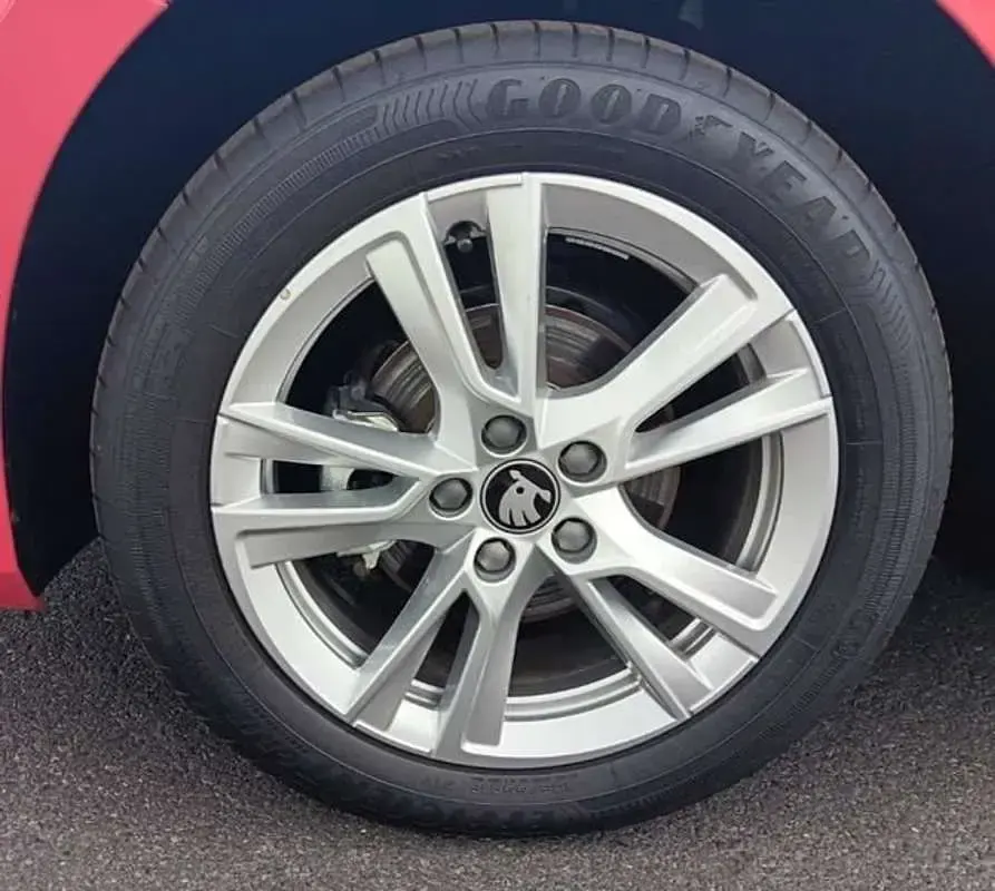 Nuevo Skoda Fabia Selection 95 CV (69 kW) 2026 Rojo Utilitario