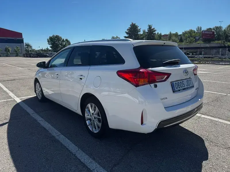 Usado Toyota Auris Active 90 CV (66 kW) 2015 Blanco Familiar