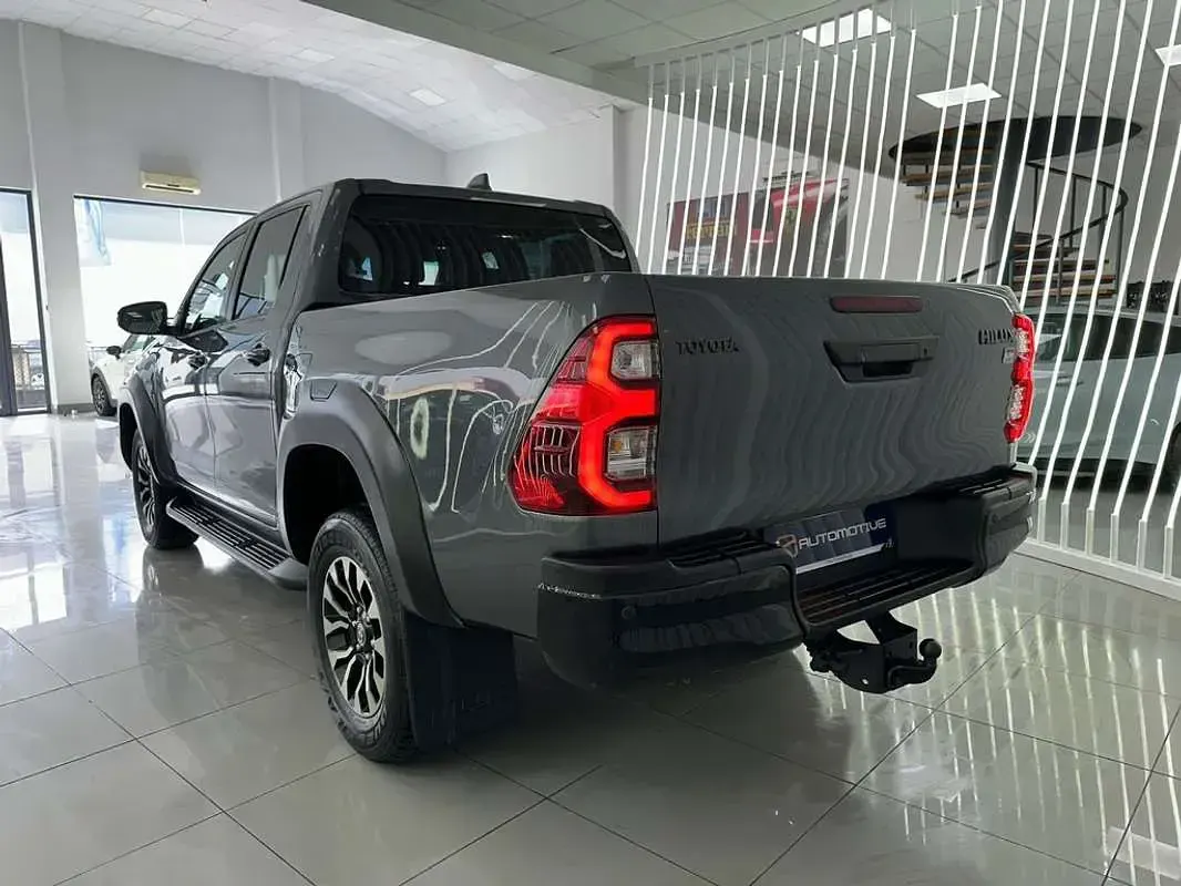 Usado Toyota HiLux Sport 204 CV (150 kW) 2024 Gris Pickup/Camioneta