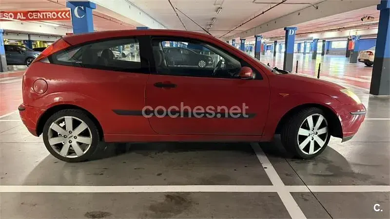 Usado Ford Focus Trend 115 CV (84 kW) 2004 Rojo Berlina
