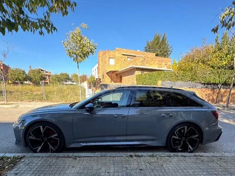 Usado Audi RS6 600 CV (441 kW) 2021 Gris / plata Familiar