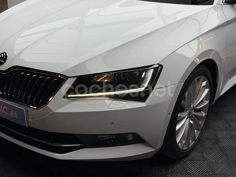 Usado Skoda Superb Style 190 CV (139 kW) 2016 Blanco Familiar