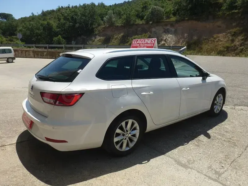 Usado Seat Leon Style 115 CV (84 kW) 2019 Blanco Familiar