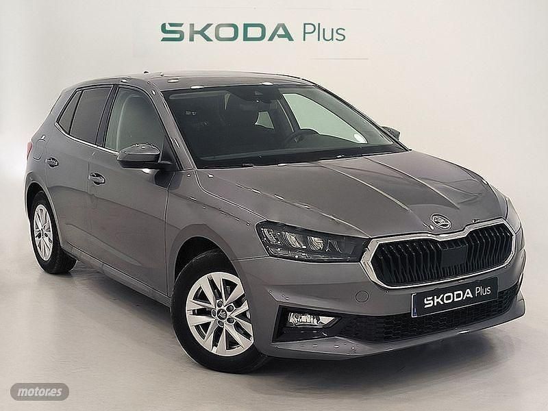 Usado Skoda Fabia Selection 95 CV (69 kW) 2025 Gris / plateado Berlina