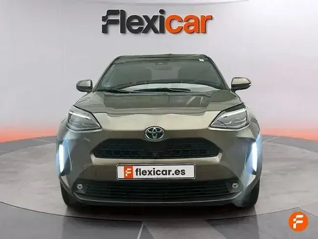 Usado Toyota Yaris Hybrid Connect Style 116 CV (85 kW) 2022 Beige