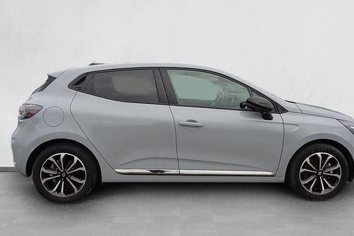 Käytetty Renault Clio V Techno 145 HP (106 kW) 2025