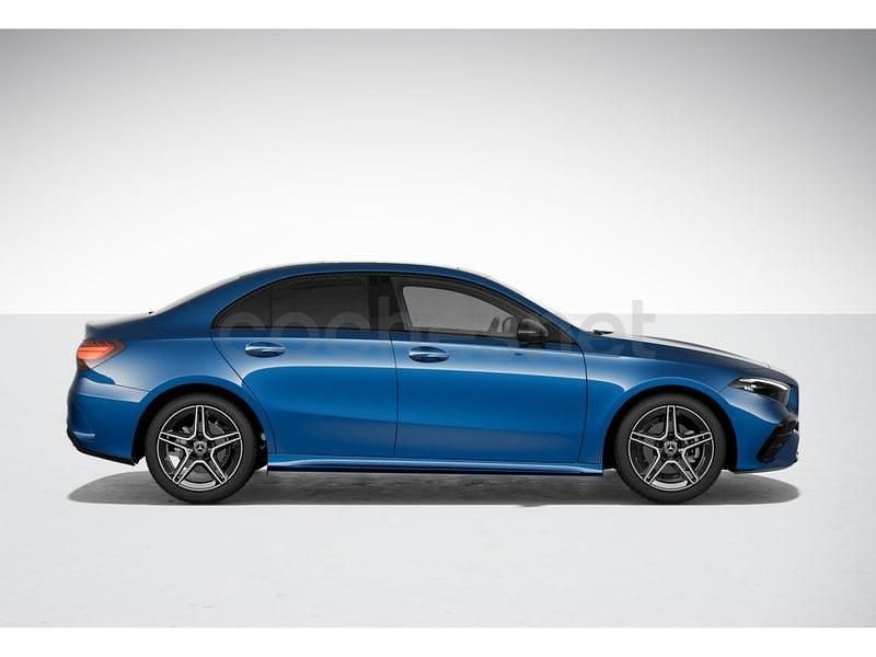 Usado Mercedes A200 AMG line 150 CV (110 kW) 2025 Spektral blue  metallic paint Berlina