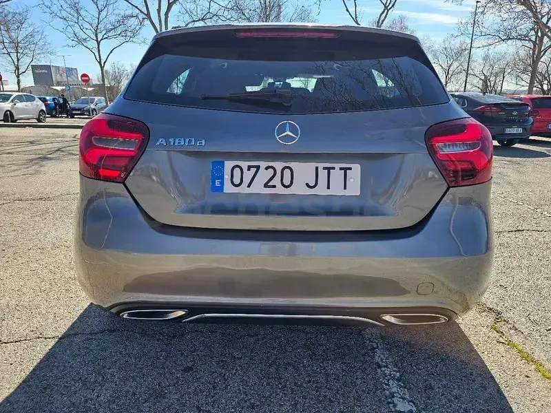 Usado Mercedes A180 Urban 109 CV (80 kW) 2016 Gris / plata Utilitario