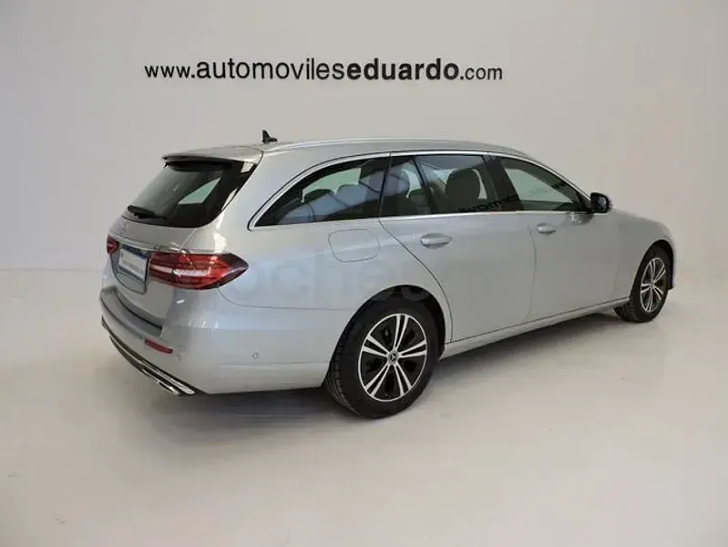 Usado Mercedes E220 194 CV (142 kW) 2022 Gris / plata Familiar