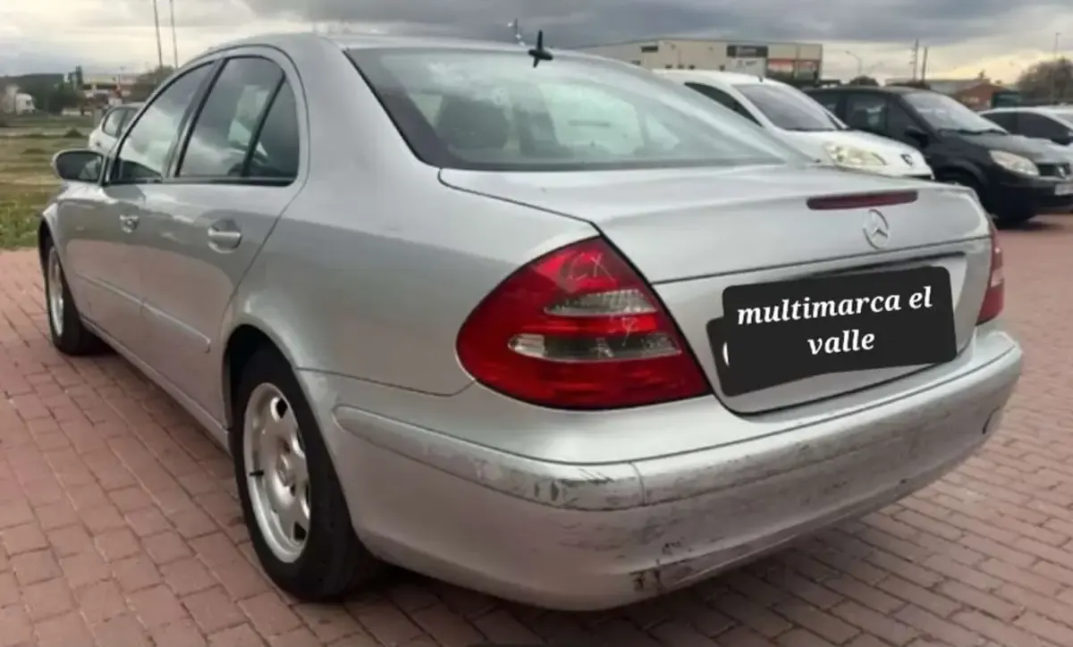 Usado Mercedes E200 122 CV (89 kW) 2005 Gris Berlina