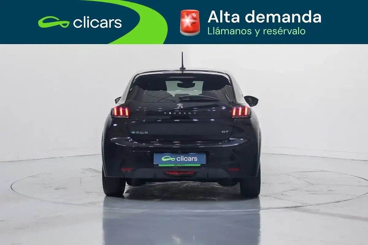 Usado Peugeot e-208 GT 100 kW (136 CV) 2022 Negro Utilitario
