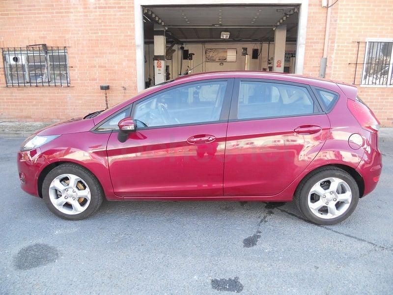 Usado Ford Fiesta Ambiente 68 CV (50 kW) 2009 Rojo Utilitario