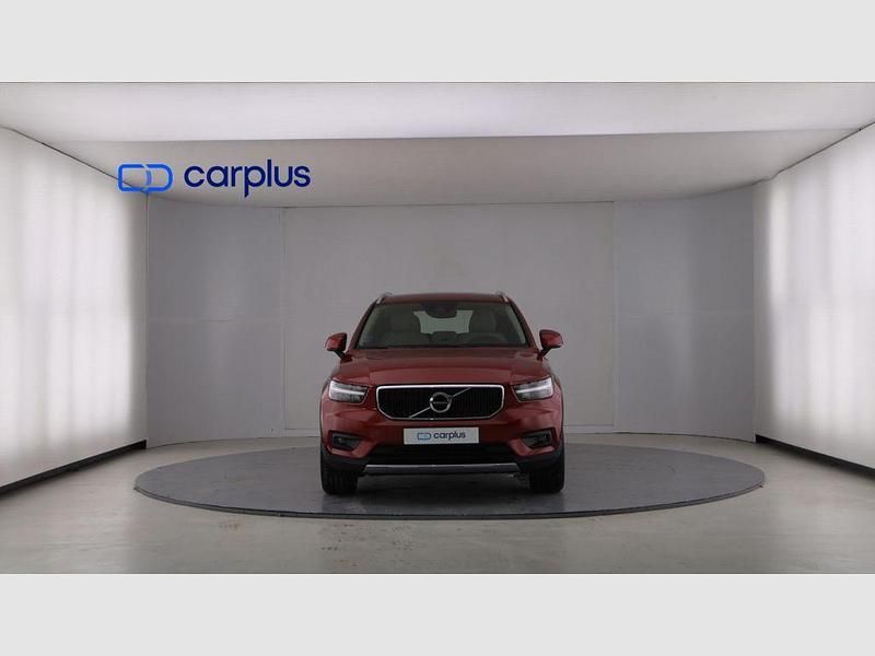 Usado Volvo XC40 Momentum 197 CV (144 kW) 2020 Rojo fusión (metalizado) SUV