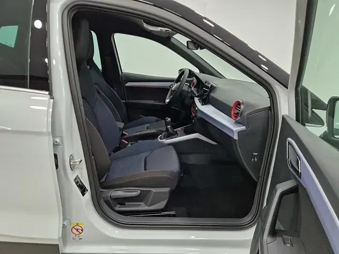 Usado Seat Arona FR 115 CV (84 kW) 2025 Blanco SUV