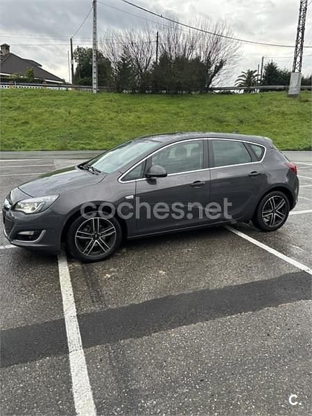 Usado Opel Astra Sportive 140 CV (102 kW) 2014 Gris / plata Berlina