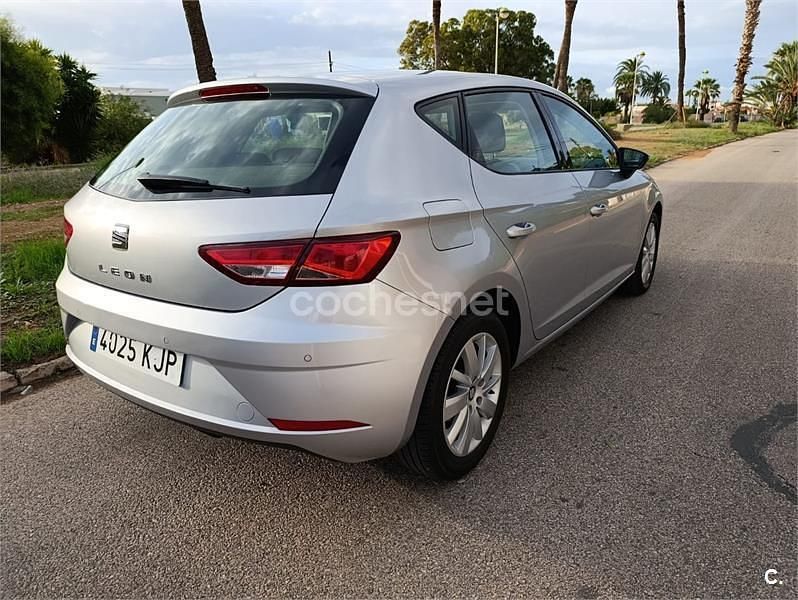 Usado Seat Leon Reference 115 CV (84 kW) 2018 Gris / plata Berlina