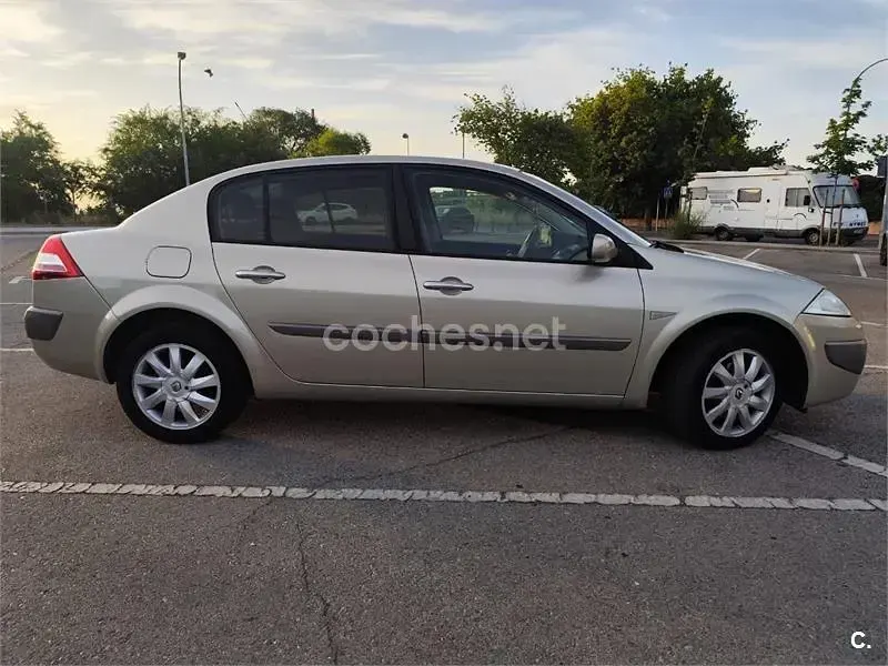 Usado Renault Mégane Dynamique 105 CV (77 kW) 2007 Beige Berlina