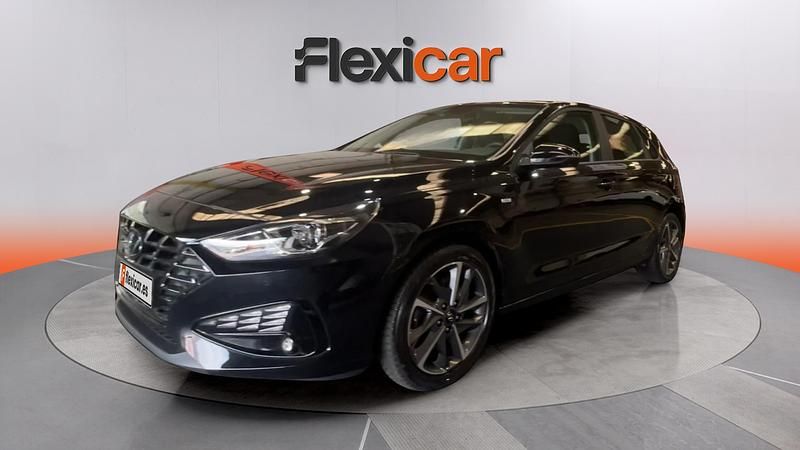 Usado Hyundai i30 120 CV (88 kW) 2022 Negro Berlina