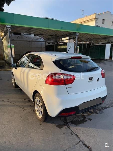 Blanco Usado 2013 Kia Rio Berlina | 4600 € (Buen precio) - Imagen 1/4