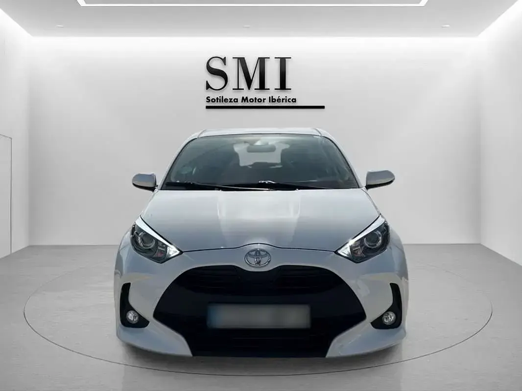 Usado Toyota Yaris Business Edition 69 CV (50 kW) 2022 Blanco Utilitario