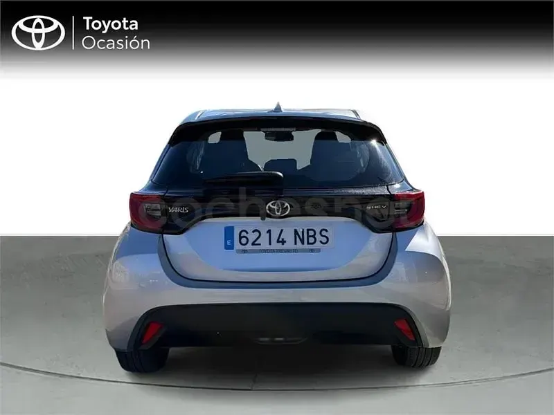 Usado Toyota Yaris Hybrid Active 116 CV (85 kW) 2025 Gris / plata Berlina