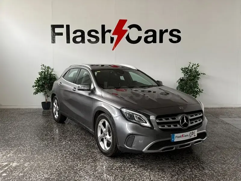 Usado Mercedes GLA180 122 CV (89 kW) 2018 Beige SUV