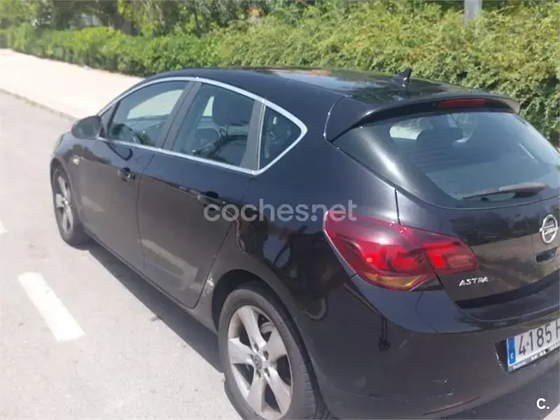Usado Opel Astra Sport 125 CV (91 kW) 2011 Negro Berlina