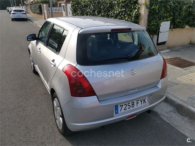 Usado Suzuki Swift GL 92 CV (67 kW) 2007 Gris / plata Utilitario