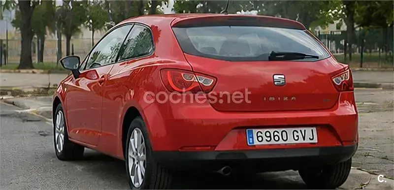 Usado Seat Ibiza SC Style 90 CV (66 kW) 2010 Rojo Utilitario