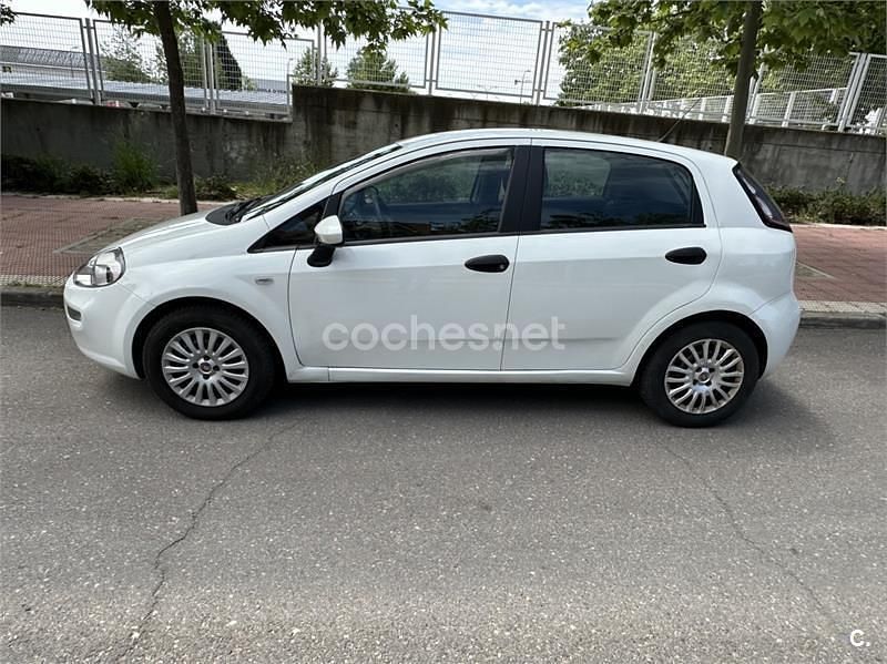 Usado Fiat Punto Pop 75 CV (55 kW) 2014 Blanco Utilitario