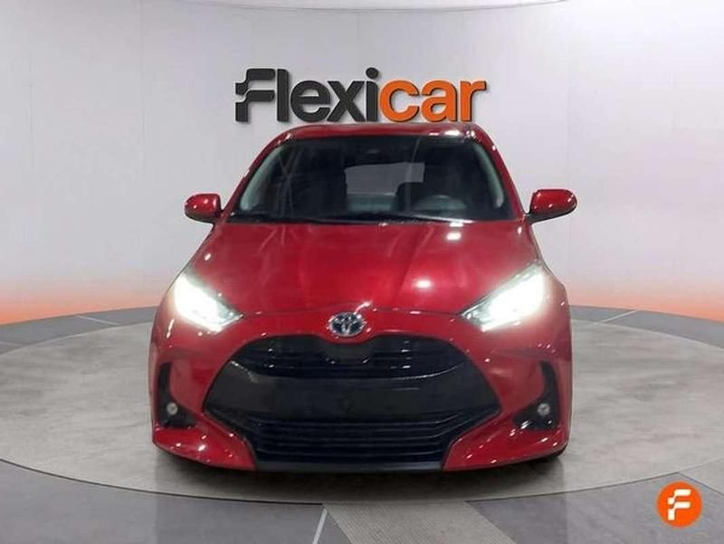 Usado Toyota Yaris Hybrid Active 116 CV (85 kW) 2023 Rojo Utilitario