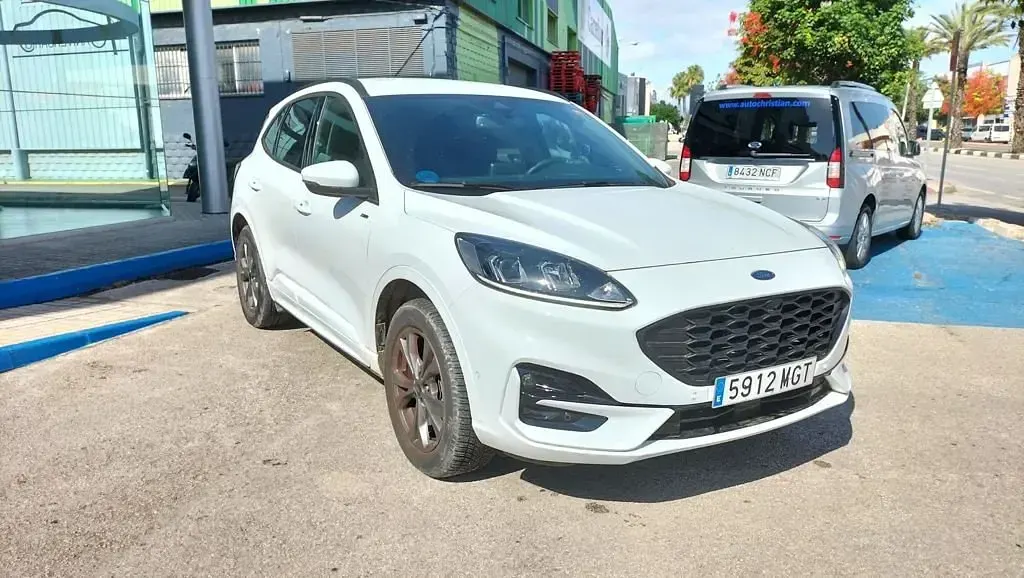 Usado Ford Kuga ST-Line 225 CV (165 kW) 2023 Blanco SUV