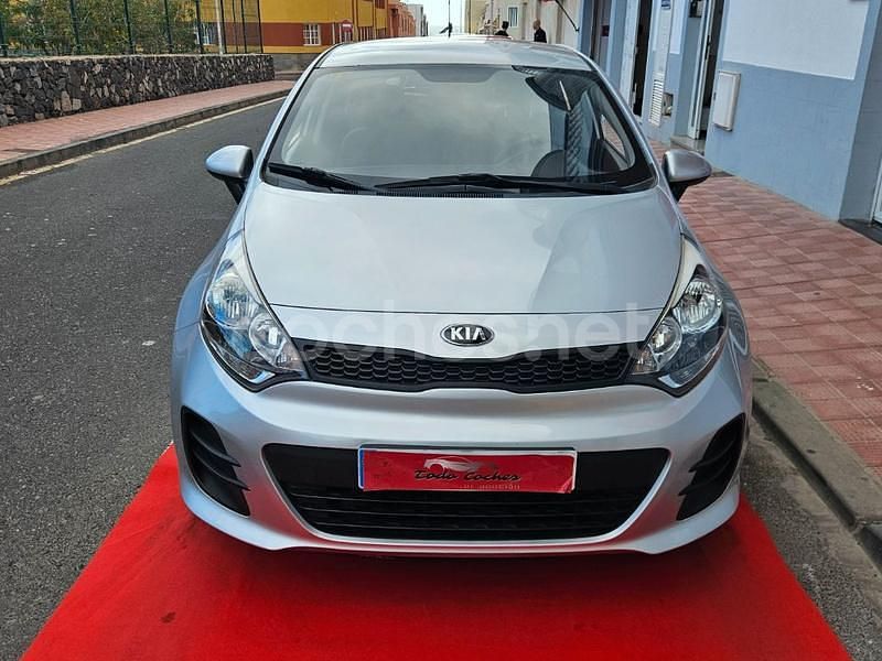 Usado Kia Rio 84 CV (61 kW) 2016 Gris / plata Berlina