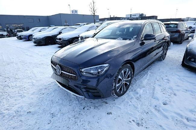 Usado Mercedes E300 AMG line 306 CV (225 kW) 2023 Azul Familiar