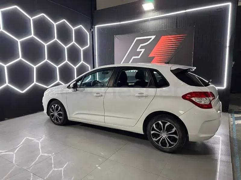 Usado Citroën C4 Exclusive 112 CV (82 kW) 2011 Blanco Berlina