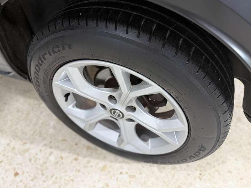 Usado Nissan Juke N-Connecta 114 CV (83 kW) 2022 Gris SUV