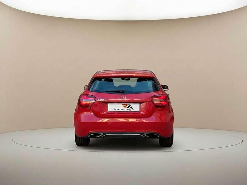 Usado Mercedes A180 Urban 122 CV (89 kW) 2015 Rojo Utilitario