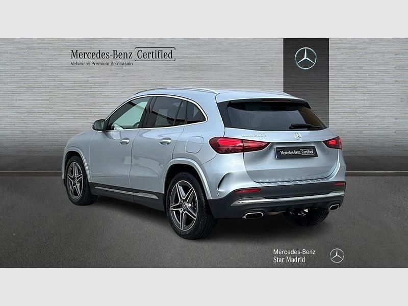Usado Mercedes GLA200 AMG line 150 CV (110 kW) 2025 Gris / plateado SUV
