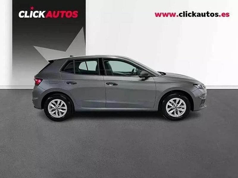 Usado Skoda Fabia Essence 95 CV (69 kW) 2025 Gris Utilitario