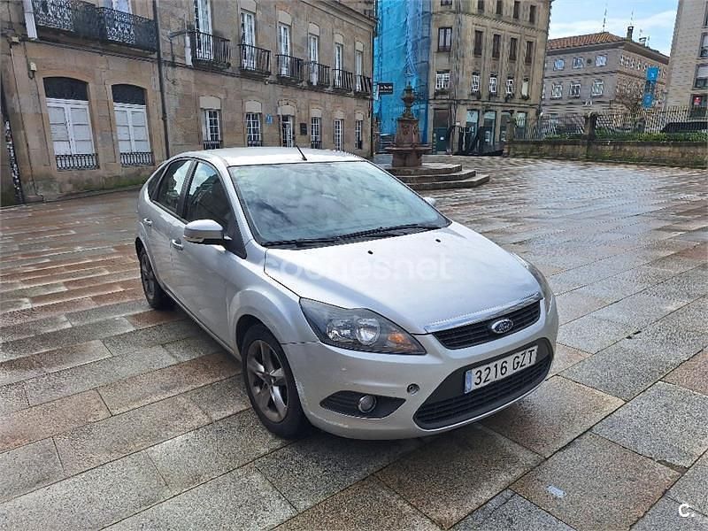 Usado Ford Focus Trend 90 CV (66 kW) 2010 Gris / plata Berlina