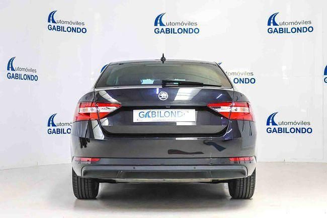 Usado Skoda Superb LAURIN & KLEMENT 218 CV (160 kW) 2021 Negro Berlina