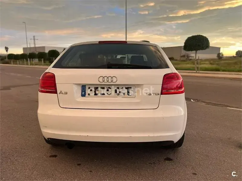 Usado Audi A3 Attraction 105 CV (77 kW) 2011 Blanco Utilitario