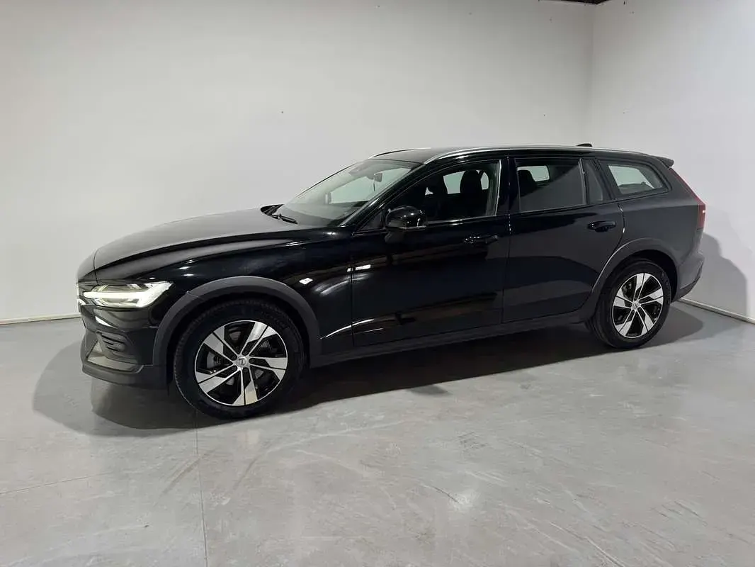 Usado Volvo V60 CC Core 197 CV (144 kW) 2023 Negro Familiar