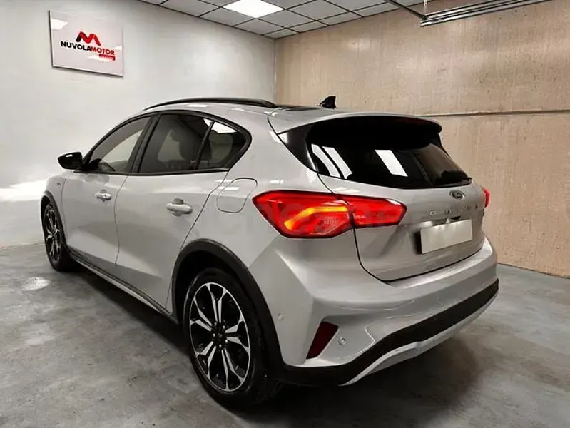 Usado Ford Focus Active X 125 CV (91 kW) 2020 Gris / plata Berlina
