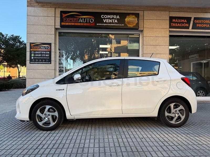 Usado Toyota Yaris Hybrid Active 100 CV (73 kW) 2015 Blanco Berlina