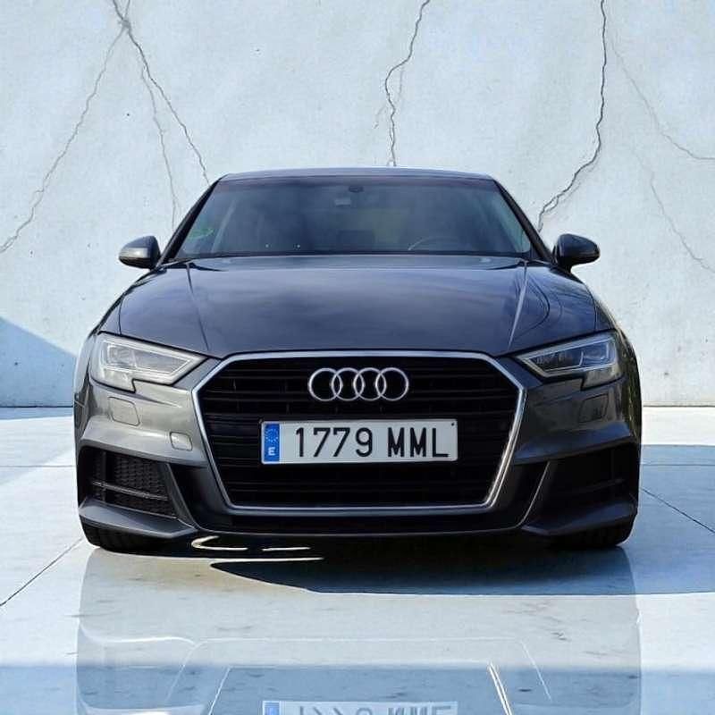 Usado Audi A3 Design 116 CV (85 kW) 2018 Gris Berlina