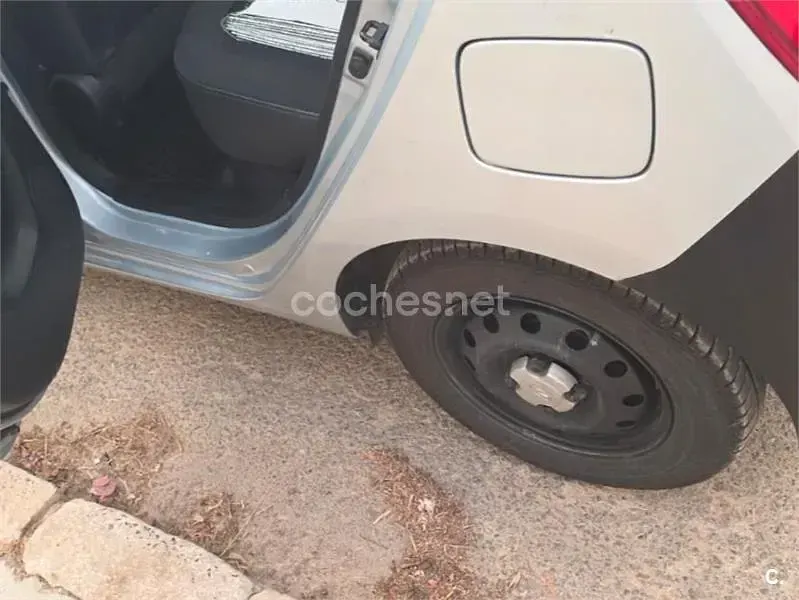 Usado Hyundai i10 Comfort 69 CV (50 kW) 2013 Gris / plata Utilitario