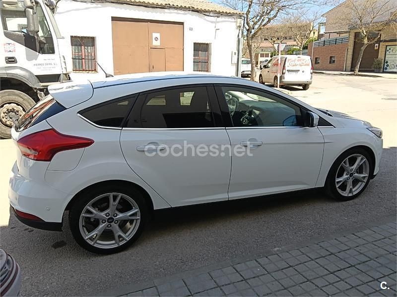 Używany Ford Focus Sport 125 KM (91 kW) 2015 Biały Sedan/Limuzyna