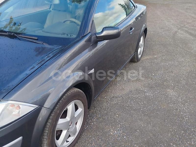 Usado Renault Mégane Cabriolet Dynamique 130 CV (95 kW) 2007 Gris / plata Descapotable